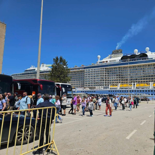 «Κατάληψη» στη Σούδα από κρουαζιερόπλοια – Πάνω από 4.600 επισκέπτες στο νησί