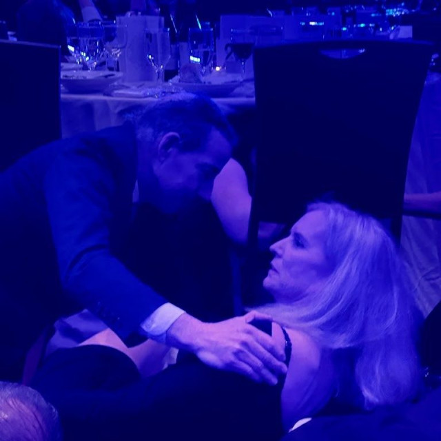 Επίθεση σε δείπνο παρουσία Τραμπ: Βουλευτής «προστάτευσε ηρωικά» την κόρη του Κένεντι 