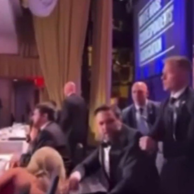 Η στιγμή που οι πράκτορες της Secret Service κυριολεκτικά τραβούν τον JD Vance στο παρασκήνιο