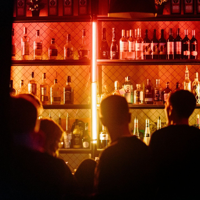 Ιωάννινα: Ανήλικες πήγαν για ποτά με πλαστές ταυτότητες- Συνελήφθησαν και οι μητέρες τους