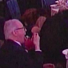 Γιατί ο «Άνθρωπος με τη Σαλάτα» έμεινε ανέμελος κατά τη διάρκεια των πυροβολισμών στο γκαλά Τραμπ