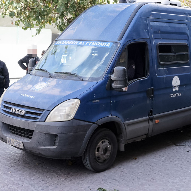 Θεσσαλονίκη: Χειροπέδες σε αστυνομικό για γενετήσιες πράξεις σε κρατούμενη μέσα σε αστυνομικό όχημα