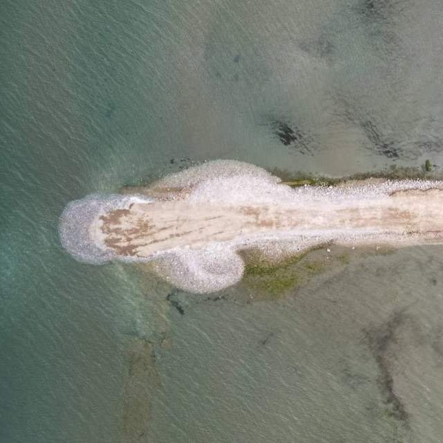 Ο Κικίλιας επιβεβαίωσε την επιχωμάτωση 60 μέτρων μέσα στη λιμνοθάλασσα στις Αλυκές Ωρωπού