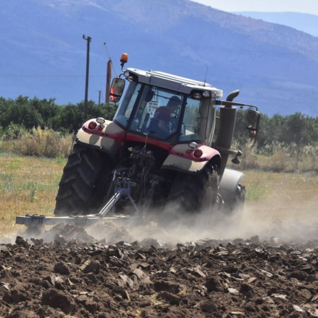 Τραγωδία στην Εύβοια: Τρακτέρ καταπλάκωσε ηλικιωμένο αγρότη