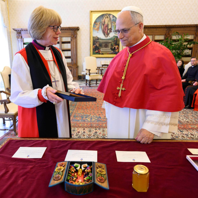 Ο Πάπας συναντά την πρώτη γυναίκα επικεφαλής της Αγγλικανικής Εκκλησίας