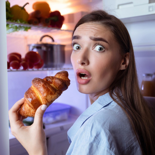 Τα σνακ αργά το βράδυ ίσως ευθύνονται για προβλήματα στην τουαλέτα, που σχετίζονται με το άγχος