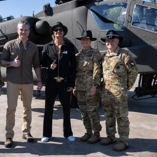 Η βόλτα Χέγκσεθ και Kid Rock με πιλότους ελικοπτέρων Apache που προκάλεσε νέο σάλο στις ΗΠΑ