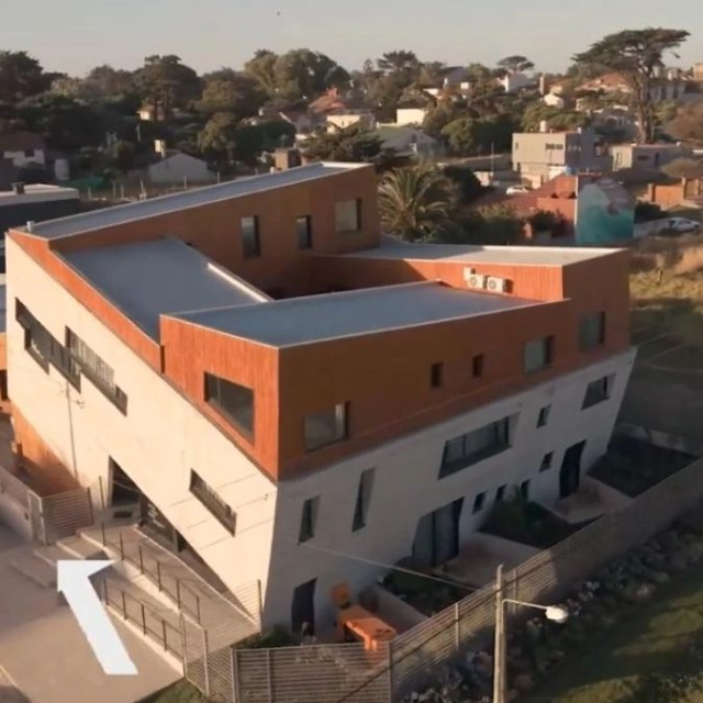 Το παράξενο «σπίτι που το καταπίνει η Γη» γίνεται ξενοδοχείο: Πόσο θα κοστίζουν τα δωμάτια