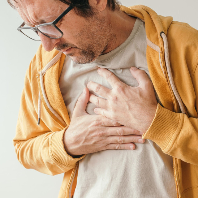Πόνος στο στήθος που επανέρχεται συνεχώς; Μπορεί να είναι υποτροπιάζουσα περικαρδίτιδα
