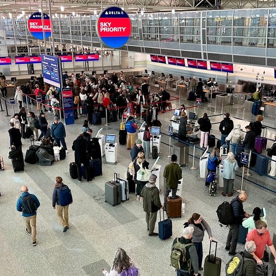 Το καλοκαίρι του χάους: Ο πόλεμος στο Ιράν αλλάζει τις διακοπές μας