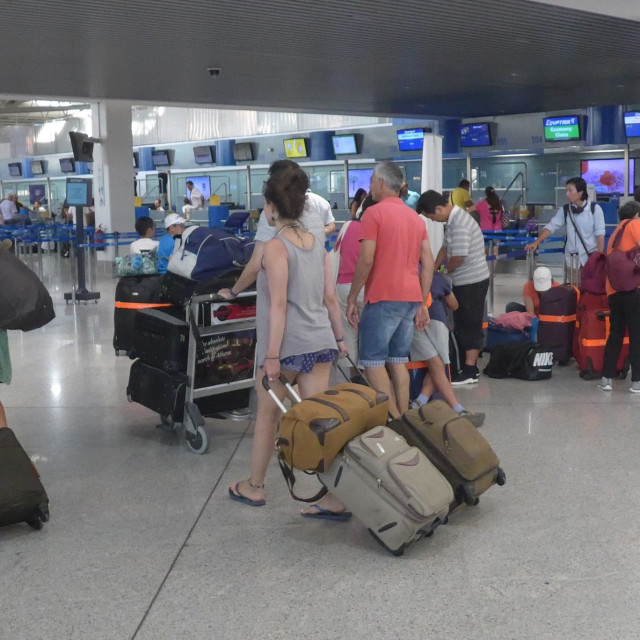 EE προς τουρίστες: Κανονίστε τις διακοπές σας, δεν θα υπάρξει έλλειψη καυσίμων- Η δήλωση Τζιτζικώστα