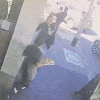 Η στιγμή που περαστική διασταυρώνεται με σερβιτόρα - Της έσπασε δόντι με τον δίσκο