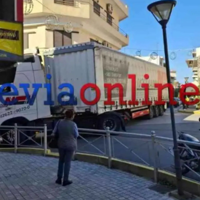 Εύβοια: Νταλίκα σφήνωσε σε δρόμο του Αλιβερίου λόγω... GPS - Φωτογραφία