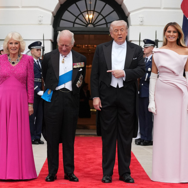 Με πολιτικά μηνύματα και χιούμορ το δείπνο Τραμπ προς τιμήν του βασιλιά Καρόλου στον Λευκό Οίκο