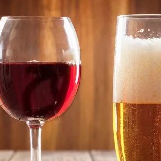 Ανάμεσα στο κρασί και την μπύρα, ποιο είναι καλύτερο να πίνουμε όταν κάνουμε δίαιτα;