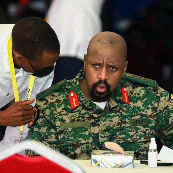 Ο αρχηγός του στρατού της Ουγκάντα δηλώνει 14% Έλληνας και απόγονος του Μεγάλου Αλεξάνδρου