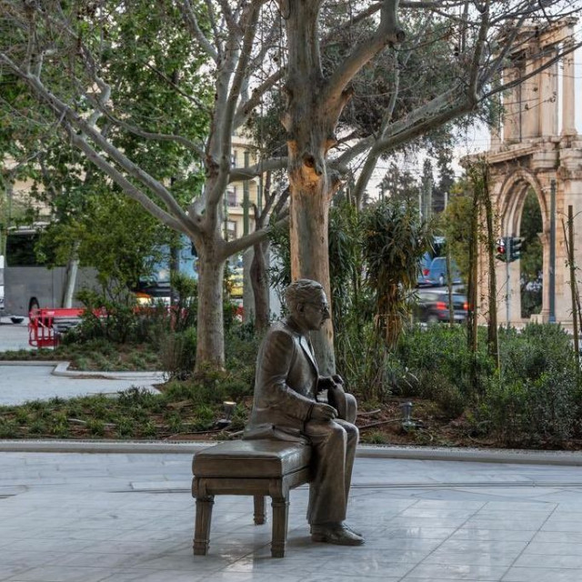 Νέο τοπόσημο στο κέντρο της Αθήνας: Το γλυπτό παγκάκι του Καβάφη, στον πεζόδρομο της Δ. Αρεοπαγίτου