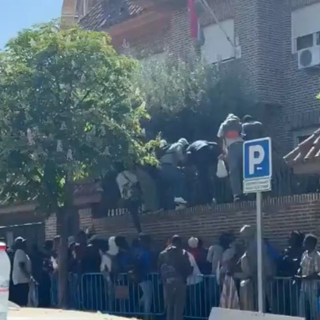 Σκαρφαλώνοντας για να μπουν στην Ευρώπη: Εικόνες χάους στην Ισπανία για νόμιμο καθεστώς σε 500.000