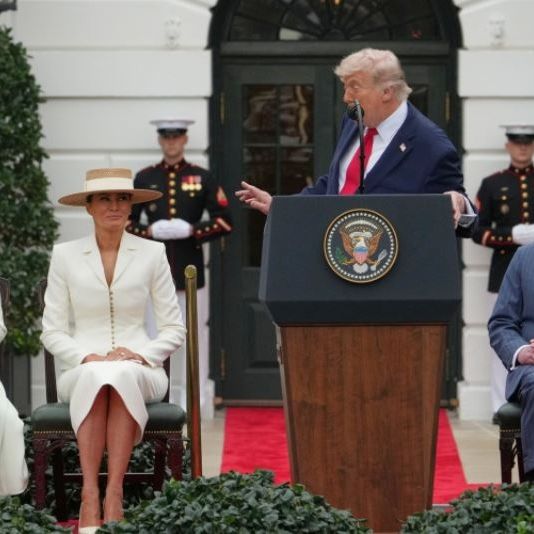 Τραμπ: Το αστείο για τον γάμο του με τη Μελάνια και ο έρωτας της μητέρας του για τον... Κάρολο