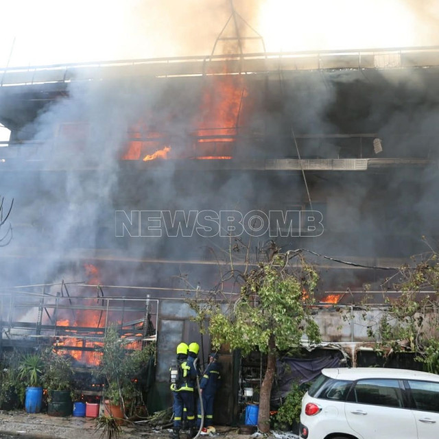 Φωτιά στο Ίλιον: Κάηκε ολοσχερώς η επιχείρηση ανταλλακτικών – Μεγάλες ζημιές και σε διαμερίσματα