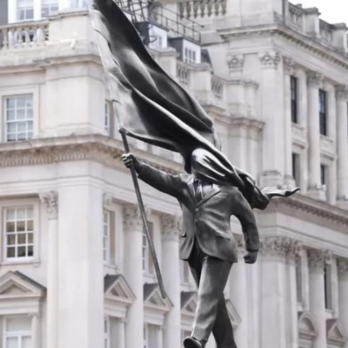 Βanksy: Άγαλμα με την υπογραφή του εμφανίστηκε στο Λονδίνο - O μυστηριώδης άνδρας με το κοστουμι