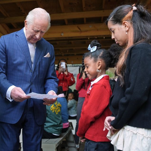Στο Χάρλεμ ο βασιλιάς Κάρολος: Το κοπλιμέντο που δέχθηκε για τα μαλλιά του και η βόλτα στο κοτέτσι