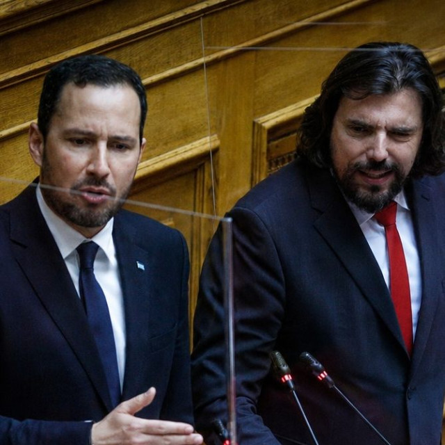 Βουλή - Καβγάς Παππά και Χήτα: «Ή πετάξτε τον έξω τον ανάγωγο ή βουλώστε το»