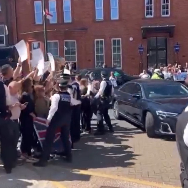 Βρετανία: Αποδοκιμασίες κατά Στάρμερ όταν επισκέφθηκε το σημείο της επίθεσης εναντίον Εβραίων