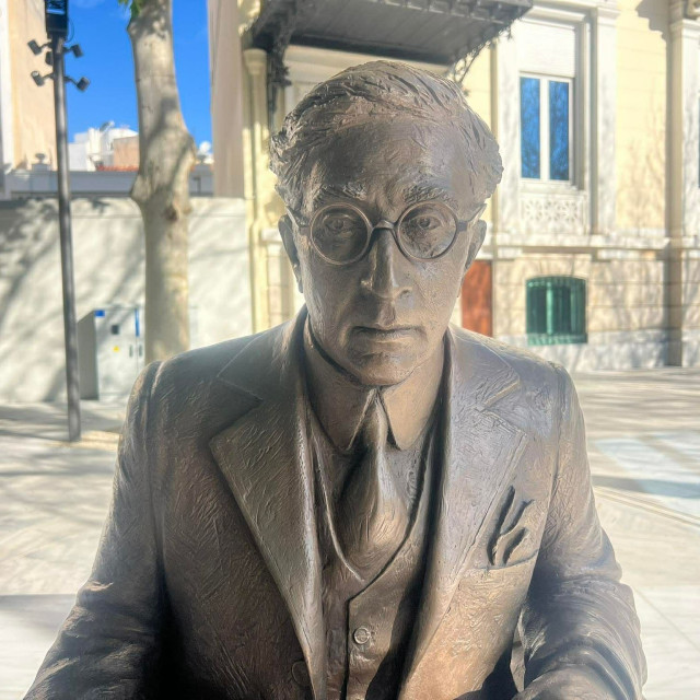 Ο Καβάφης «επέστρεψε» στο κέντρο της Αθήνας - Φωτογραφίες από το γλύπτο στη Διονυσίου Αρεοπαγίτου