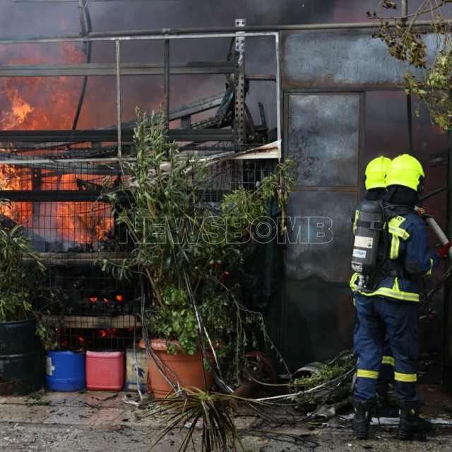 Φωτιά στο Ίλιον: Φωτογραφίες και βίντεο από τις προσπάθειες κατάσβεσης
