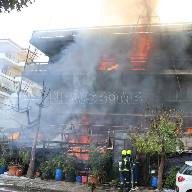Μεγάλη φωτιά σε κατάστημα ανταλλακτικών στο Ίλιον – Επεκτάθηκε και σε διαμερίσματα