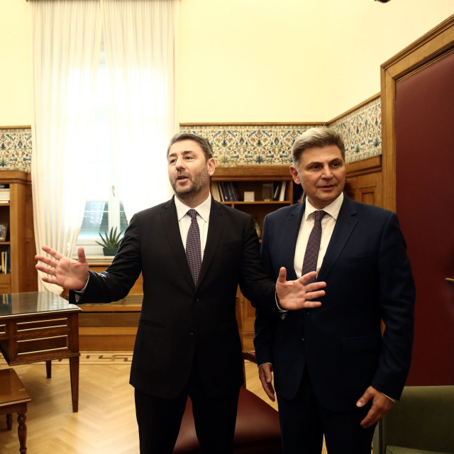 Νικόλας Φαραντούρης: Ανακοίνωσε την ένταξή του στο ΠΑΣΟΚ - Ανδρουλάκης: Τον καλωσορίζω