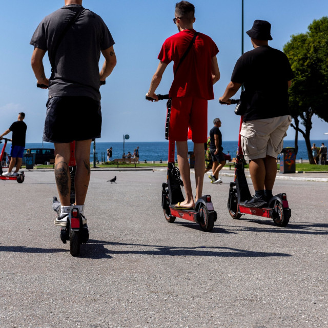 Ηλεκτρικά πατίνια: Το επικίνδυνο παιχνίδι στους δρόμους- 400 παιδιά, 109 ατυχήματα, 2 νεκροί το 2025