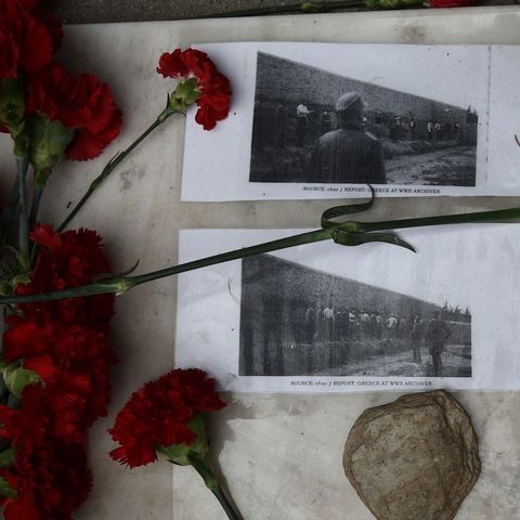 Σκοπευτήριο Καισαριανής: Άφησαν κόκκινα γαρύφαλλα και τις φωτογραφίες των 200 εκτελεσθέντων