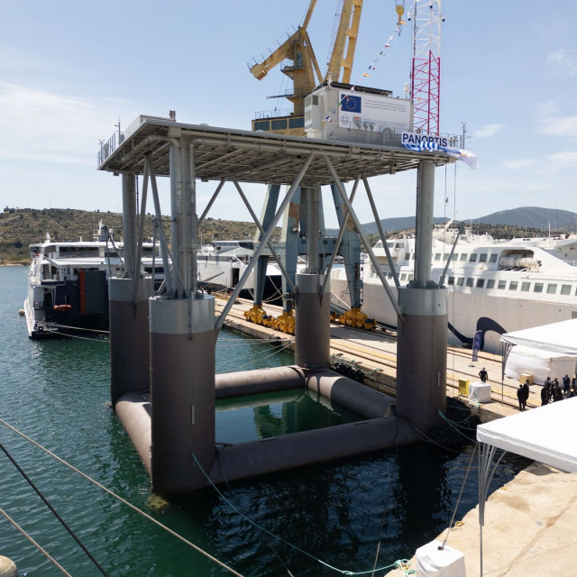 Στα Ναυπηγεία Σαλαμίνας η πρώτη πλωτή πλατφόρμα θαλάσσιας επιτήρησης στον κόσμο