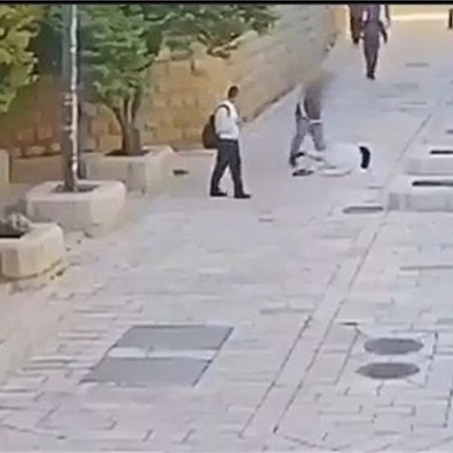Σοκαριστικές εικόνες: Άνδρας ρίχνει κάτω και κλωτσάει καλόγρια στη μέση του δρόμου στην Ιερουσαλήμ