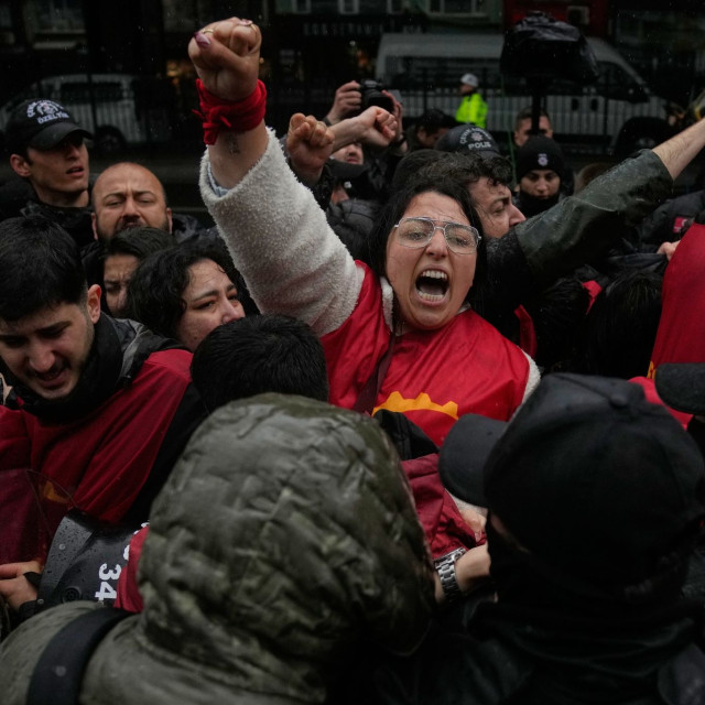 Κωνσταντινούπολη: Επεισόδια και εκατοντάδες προσαγωγές στην πορεία για την Πρωτομαγιά