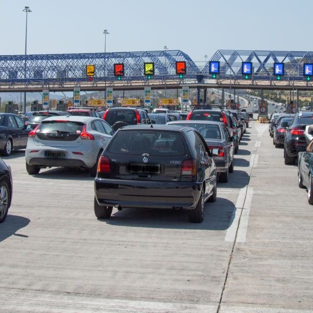Αυξημένη κίνηση στις εθνικές οδούς και στα διόδια Ελευσίνας