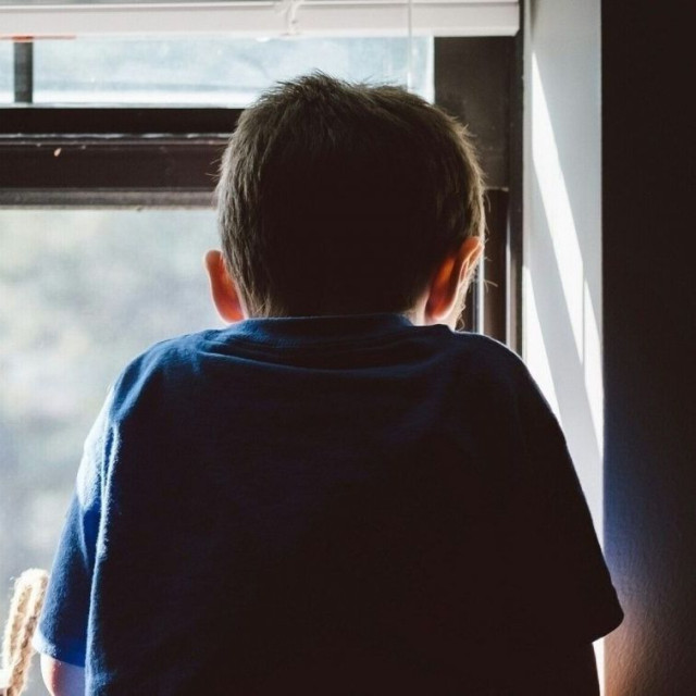 «Μπαμπά, θα με αγαπάς ακόμα;» – Σοκάρει η κατάθεση του πατέρα για την κακοποίηση του 5χρονου