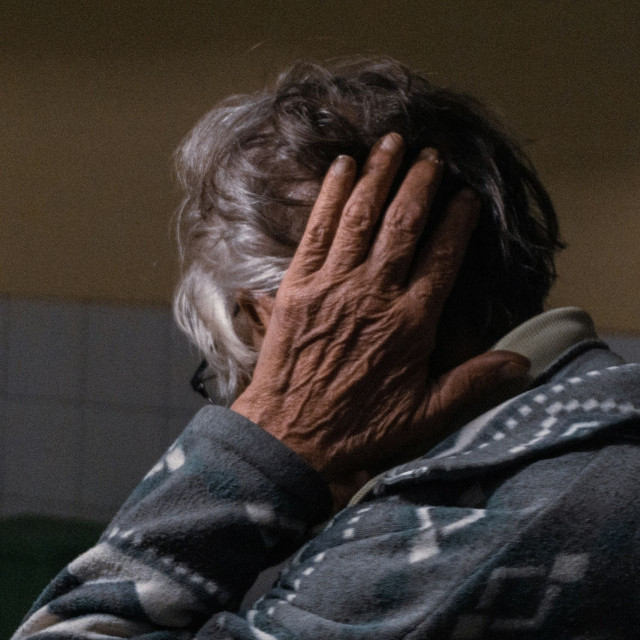 Εφιάλτης στη Χίο: Καρέ-καρέ η βάναυση κακοποίηση 84χρονης από τη γυναίκα που... τη φρόντιζε