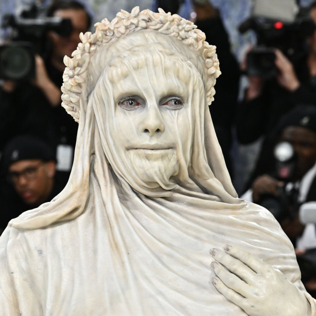 Met Gala 2026: Η Χάιντι Κλουμ ως μαρμάρινο άγαλμα - Η πιο καλλιτεχνική εμφάνιση της βραδιάς