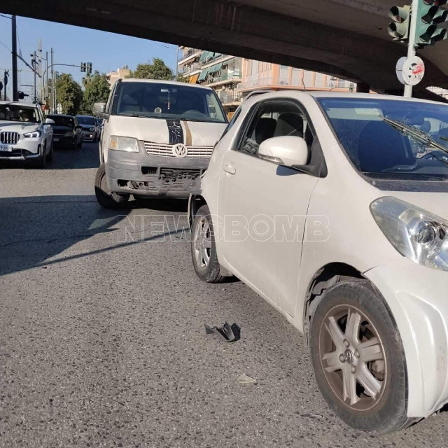 Βοτανικός: Τροχαίο με έναν τραυματία - Αμάξια συγκρούστηκαν και παρέσυραν μηχανή