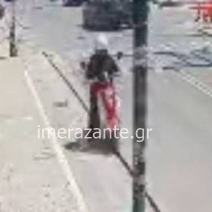 Τρομακτικό βίντεο: Εργαζόμενη πέφτει με το μηχανάκι της σε τάφρο οπτικής ίνας