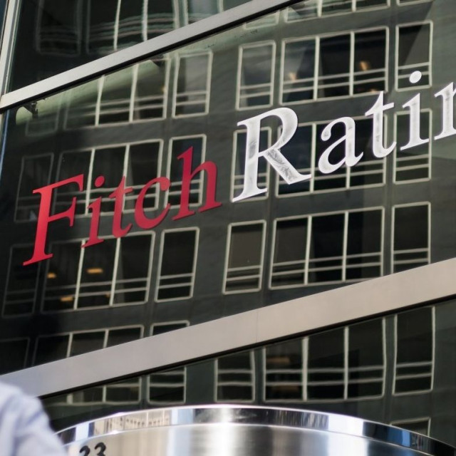 Fitch: Εύσημα στην Ελλάδα για τα στοχευμένα μέτρα στήριξης νοικοκυριών και επιχειρήσεων