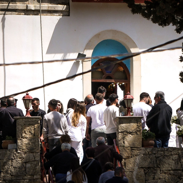 Δολοφονία Ηράκλειο: Συγγενείς και φίλοι ντυμένοι στα λευκά αποχαιρέτισαν τον 21χρονο Νικήτα