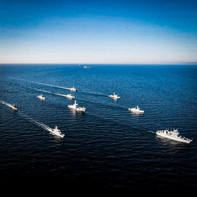Bloomberg: Το ΝΑΤΟ εξετάζει στρατιωτική αποστολή πλοίων στα Στενά του Ορμούζ