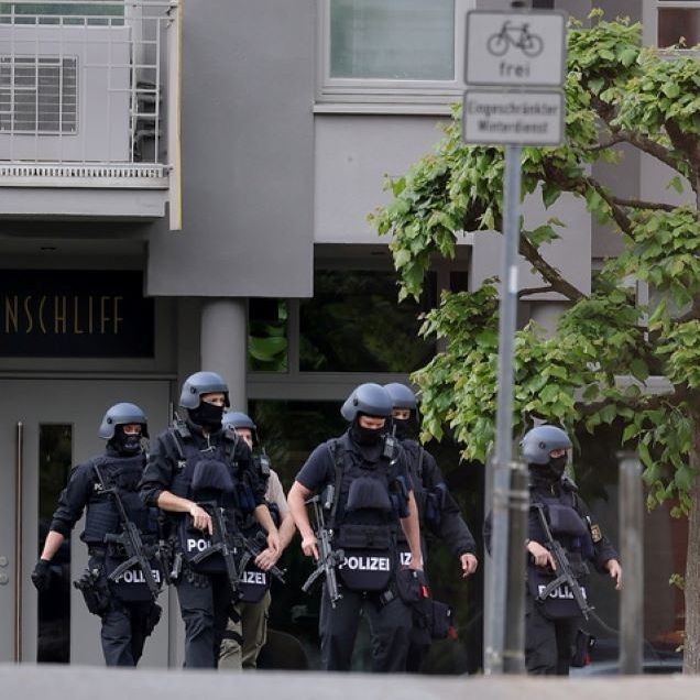 Γερμανία: Ελεύθεροι οι όμηροι που κρατούνταν σε τράπεζα - Διαφεύγουν οι δράστες 