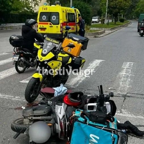 Θεσσαλονίκη: Τροχαίο με δύο σοβαρά τραυματίες - Αυτοκίνητο συγκρούστηκε με μηχανές