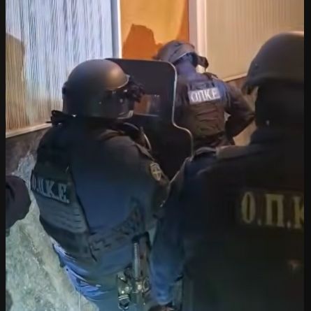 Εξάρχεια: Καρέ καρέ η έφοδος σε σπίτι συμμορίας που διακινούσε ναρκωτικά – Πέντε συλλήψεις