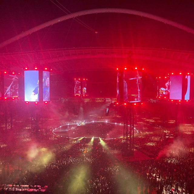 Οι Metallica δονούν την Αττική: Σε εξέλιξη η ιστορική συναυλία, το ΟΑΚΑ «χορεύει» στους ρυθμούς τους